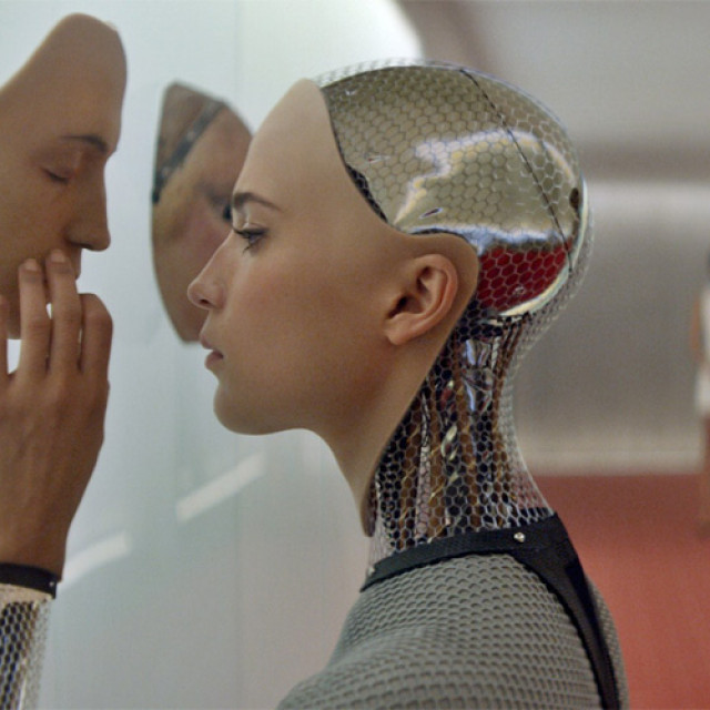 „Ex Machina“: Zeul, pionul şi femeia