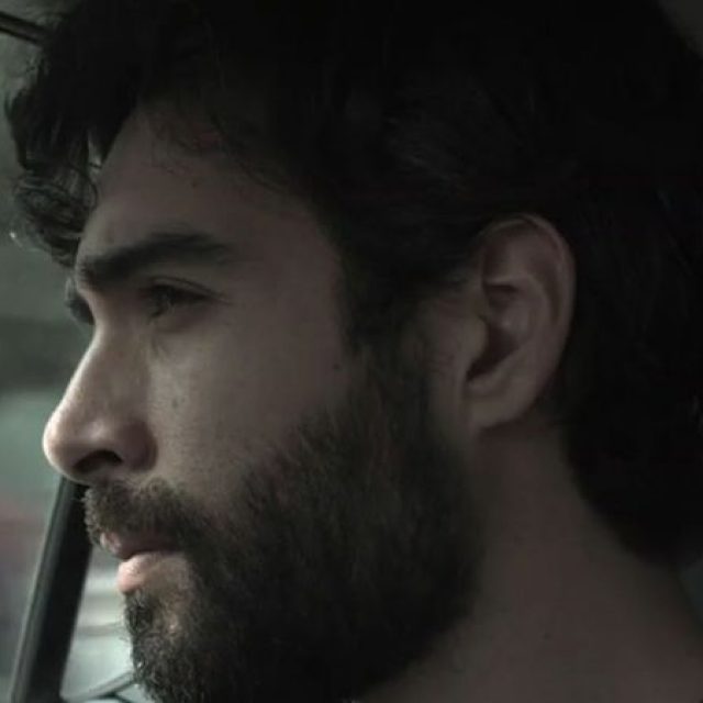 „Departe de tine“, aproape de… mama