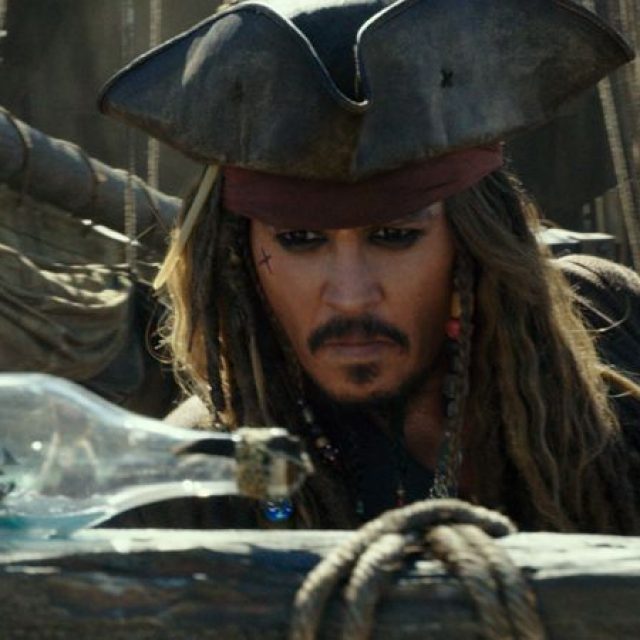 Jack Sparrow (Johnny Depp) în filmul „Pirații din Caraibe: Răzbunarea lui Salazar“