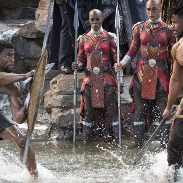 Erik Killmonger și T'Challa, în filmul „Pantera Neagră“
