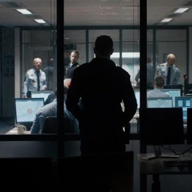 „The Guilty“/ „Vinovatul“: un apel la 112, ideea de la baza filmului