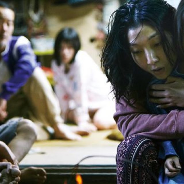 „Shoplifters“/ „O afacere de familie“: spații mici, oameni fericiți