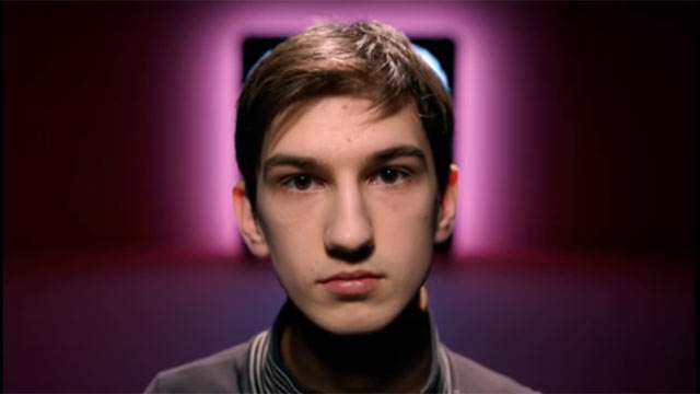 Personajul Mugur Călinescu este interpretat de Șerban Lazarovici