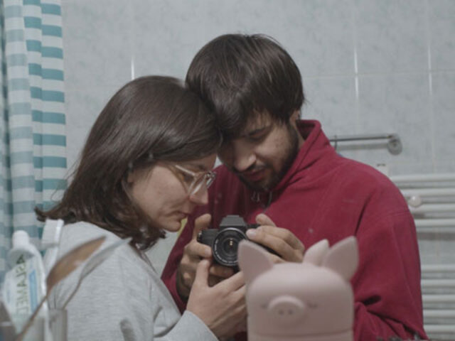 „O familie aproape perfectă“ – poveștile de pe umerii noștri