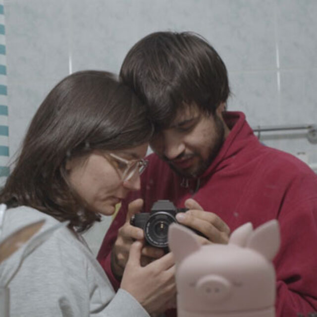 „O familie aproape perfectă“ – poveștile de pe umerii noștri