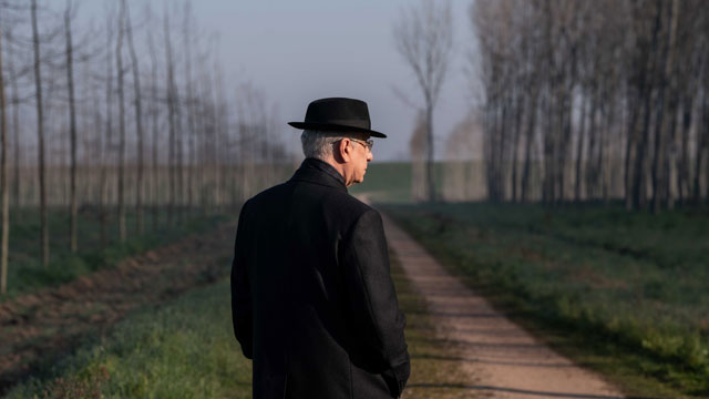 Toni Servillo, actor emblematic al universului lui Sorrentino, îl interpretează pe Mariano de Santis.