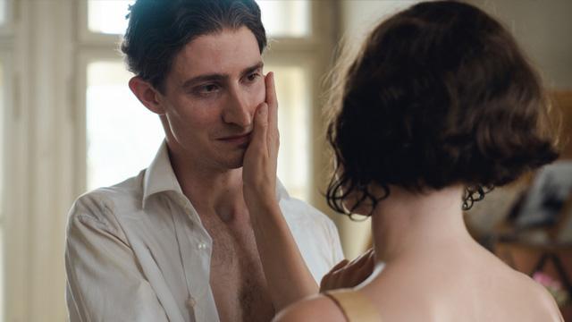 În imagine, Franz Kafka și Milena, interpretați de actorii Idan Weiss, respectiv Jenovéfa Boková